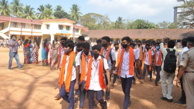 பியூசி படிப்பில் ஆனந்த் நல்ல மதிப்பெண்கள் பெற்றிருந்ததாக சுவர்ணா தீர்த்தா தெரிவித்தார்.