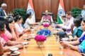 இலங்கை பெண்கள் மற்றும் சிறுவர் விவகார அமைச்சர் சரோஜா சாவித்திரி போல்ராஜ் உள்ளிட்ட இலங்கை பெண்