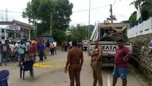 பொகவந்தலாவ பொலிஸ் நிலையத்தின் முன்பாக நிறுத்தப்பட்டிருந்த லொறியுடன் தனியார் பேருந்து மோதியதில், லொறியில் பயணித