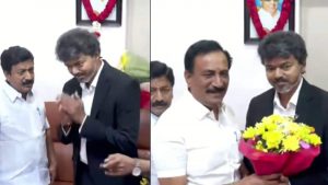 சி.வி. சண்முகம் இல்லத்துக்கு முதல்வர் விஜய் தற்போது வருகை தந்துள்ளார். அதிமுகவின் முன்னாள் அமைச்சர்களும் முதல்