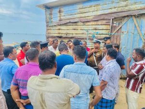 கடற்பரப்பில் தொடரும் கடல் கொள்ளைக்கு தீர்வு கோரி செவ்வாய்க்கிழமை (12) எதிர்ப்பு தெரிவித்து சாய்ந்தமருது பகுதி