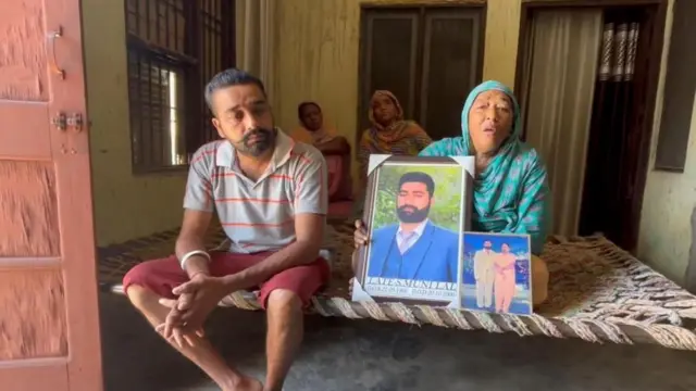 ஆம்னி வேன் கிடைத்தது குறித்த தகவலைப் பெற்ற பிறகு, குடும்பத்தினர் இறந்தவர்களுக்கு இறுதிச் சடங்குகளைச் செய்து வருகின்றனர்