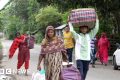 காணொளி: வங்கதேசம் செல்ல இந்திய எல்லையில் காத்திருக்கும் மக்கள் – என்ன நடக்கிறது?