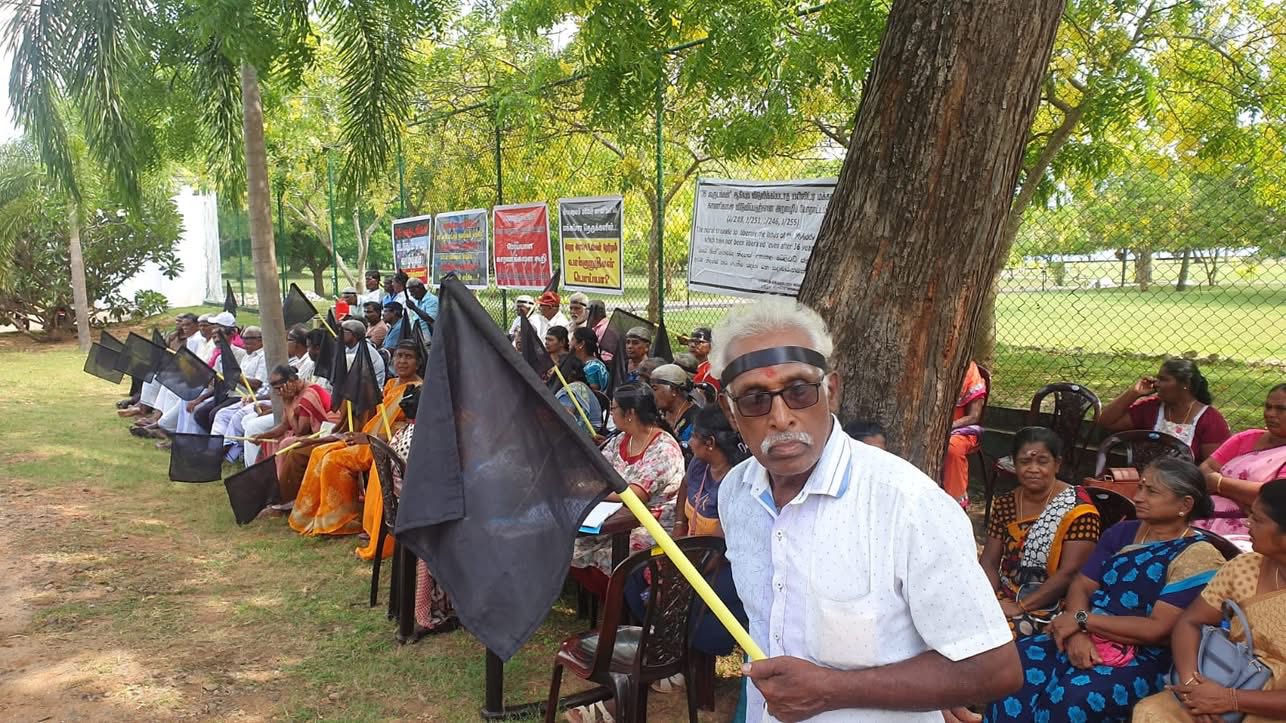 இலங்கையின் தெற்கில் வெசாக் கொண்டாட்ட கொடிகள் பறக்கப்படவிடப்பட்டுள்ள நிலையில், மயிலிட்டி பகுதியில் தமது காணிகளி