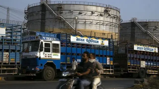 இந்தியாவில் பெட்ரோல், டீசல் விலை 10 நாளில் 4 முறை உயர்வு - சாமானியருக்கு என்ன பாதிப்பு?