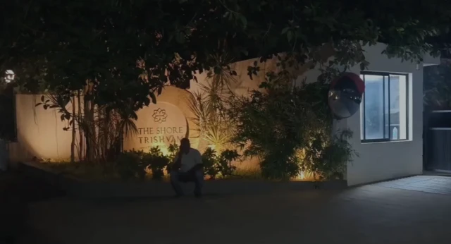 புதுச்சேரி தனியார் விடுதியில் அதிமுக எம்.எல்.ஏ.க்கள் - தமிழக அரசியலில் என்ன நடக்கிறது?