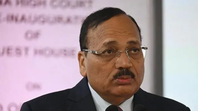 “வேலையில்லாத இளைஞர்கள் கரப்பான் பூச்சிகள்” – உச்ச நீதிமன்ற தலைமை நீதிபதி கருத்தால் விவாதம்