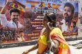 முதல்வராக விஜய்க்கு பதவி பிரமாணம் செய்து வைக்கக் கோரி ஆளுநர் மாளிகை வெளியே தவெக-வினர் போராட்டம்