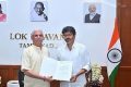 முதல்வராக விஜய் இன்று பதவியேற்கிறார்: 13-ம் தேதிக்குள் சட்டப்பேரவையைக் கூட்டி பெரும்பான்மையை நிரூபிக்க ஆளுநர் கெடு