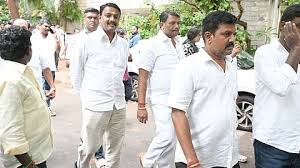 பழனிசாமிக்கு எதிராக நிர்வாகிகள் போர்க்கொடி: பொதுச்செயலாளர் பதவியிலிருந்து விலக வலியுறுத்தல்?