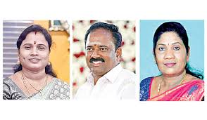 அதிமுக எம்எல்ஏக்கள் 3 பேர் நேற்று தங்கள் எம்எல்ஏ பதவியை ராஜினாமா செய்துவிட்டு, தலைமைச் செயலகத்தில்