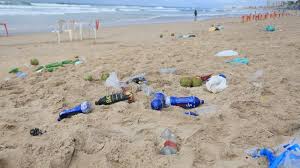 எண்ணூர் முதல் கோவளம் வரை கடற்​கரை ஓரங்​களில் சேகர​ மாகி​யுள்ள பிளாஸ்​டிக் உள்​ளிட்ட குப்​பைக்​கழி​வு​களை ஜூன்