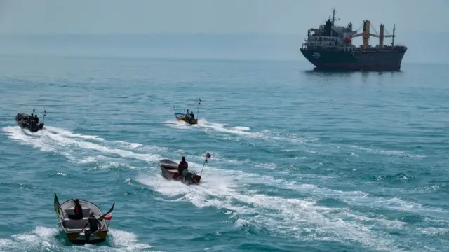 ஹோர்மூஸில் இரானின் ‘கொசுப் படை’ படகுகள் அமெரிக்காவுக்கு சவால் விடுப்பது எப்படி?