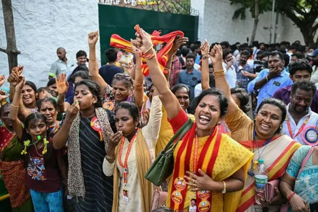 'நேரம் வரும்போது நான் வருவேன்' &ndash; அரசியலுக்குள் நுழைய விஜய் அஸ்திவாரம் போட்டது எப்படி?