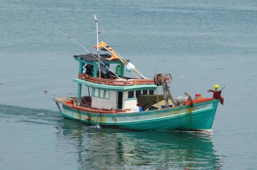 படகில் ஹெரோயின் என சந்தேகிக்கப்படும் போதைப்பொருட்கள் மற்றும் ஆயுதங்கள் இருப்பது கண்டறியப்பட்டுள்ளதாக கடற்படை அ
