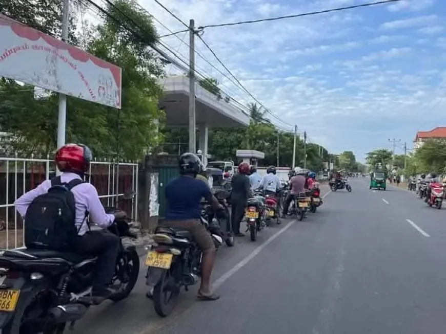 இந்த மாதத்தில் வரவுள்ள எரிபொருள் கப்பல்கள் மூலம் இலங்கைக்கு தேவையான கையிருப்பு ஏப்ரல் இறுதி வரை