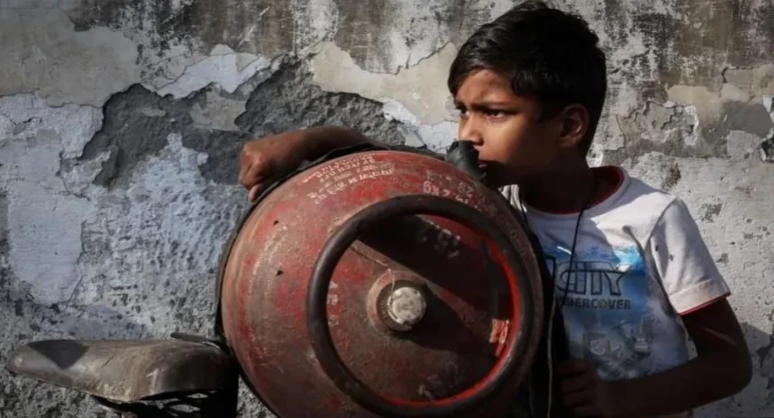 ஹார்முஸ் நீரிணை வழியாகச் செல்லும் எண்ணெய் மற்றும் எரிவாயுவில் கிட்டத்தட்ட 90% ஆசிய நாடுகளுக்கே செல்கிறது