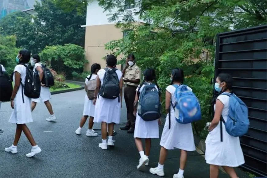 சித்திரை புத்தாண்டு விடுமுறைக்குப் பிறகு இலங்கையில் அரச நிறுவனங்கள் மீண்டும் வழமைக்கு திரும்பியுள்ளன. பாடசாலைக