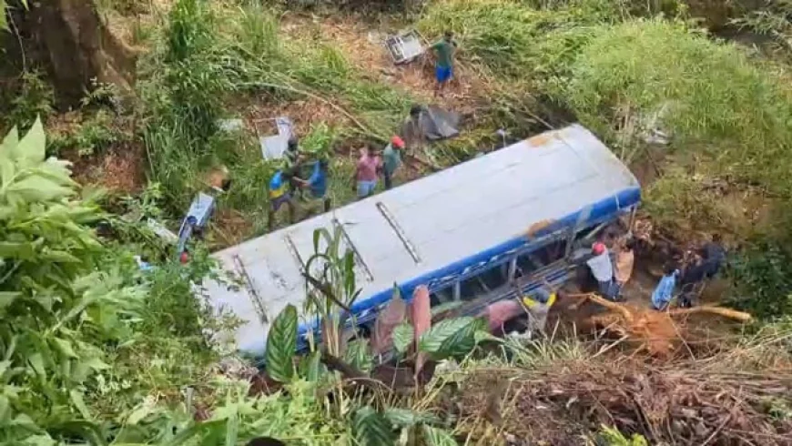 இலங்கையின் டயகமவில் இருந்து ஹட்டன் நோக்கிச் சென்ற தனியார் பேருந்து, டிக்கோயா பகுதியில் கட்டுப்பாட்டை இழந்து