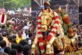 மதுரை சித்திரை திருவிழா: லட்சக்கணக்கான பக்தர்கள் புடைசூழு  கள்ளழகர் வைகை ஆற்றில் இறங்கினார்