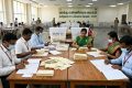 தபால் வாக்கு எண்ணிக்கை துவங்கியது: முன்னிலை பெற போவது யார்? 