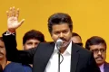 விஜய், “ச. ஜோசப் விஜய் என்னும் நான்…” என்று உறுதிமொழி எடுக்கத் தொடங்கியதும், அரங்கமே விசில்களாலும்