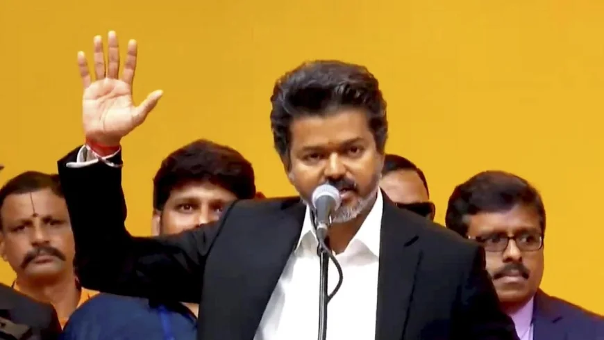 விஜய், “ச. ஜோசப் விஜய் என்னும் நான்…” என்று உறுதிமொழி எடுக்கத் தொடங்கியதும், அரங்கமே விசில்களாலும்