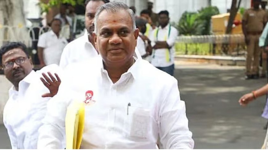பேனர்கள், கொண்டாட்டங்கள் உள்ளிட்ட எவற்றின் வாயிலாகவும் பொதுமக்களுக்க இடையூறு ஏற்படுத்தும் வகையில் நடந்து கொ