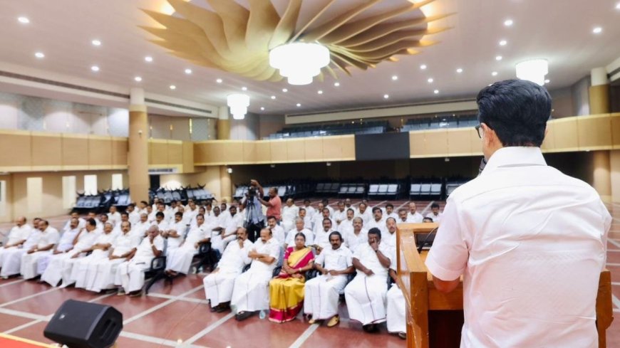 நடந்து முடிந்த சட்டமன்ற தேர்தலில் நடந்திருப்பது சாகசமோ, சாதனையோ கிடையாது என்றும், புதுவிதமான கவர்ச்சி மாயாஜல