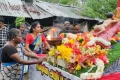 நகர வீதியின் ஊடாக சென்ற ஊர்தியை உணர்வெழுச்சியுடன் வரவேற்ற வவுனியா மக்கள், உயிர்நீத்தவர்களுக்கு அஞ்சலி செலுத்தி