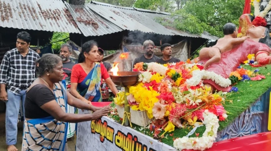 நகர வீதியின் ஊடாக சென்ற ஊர்தியை உணர்வெழுச்சியுடன் வரவேற்ற வவுனியா மக்கள், உயிர்நீத்தவர்களுக்கு அஞ்சலி செலுத்தி