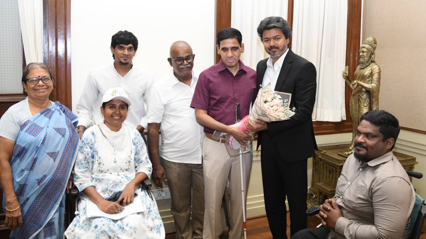 மக்களின் பிரச்னைகளை, குறைகளை அமைச்சர்களிடமும் அதிகாரிகளிடமும் மட்டும் கேட்டுத் தெரிந்துகொள்ளாமல், தானே நேரில்