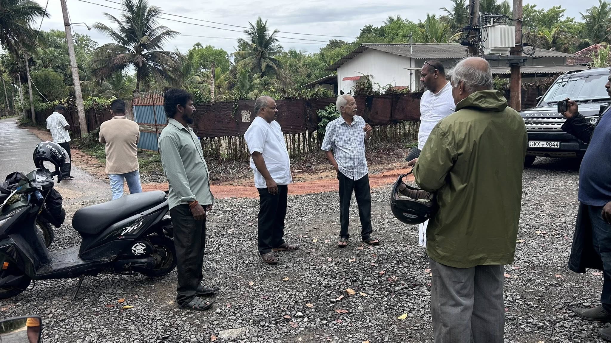 தேசிய பிரச்சினைகளை தாண்டி தற்போது வீதி பிரச்சினைகளிற்காகவும் தலைவர்கள் வீதியில் இறங்கவேண்டிய சூழல் ஏற்பட்டுள்ள