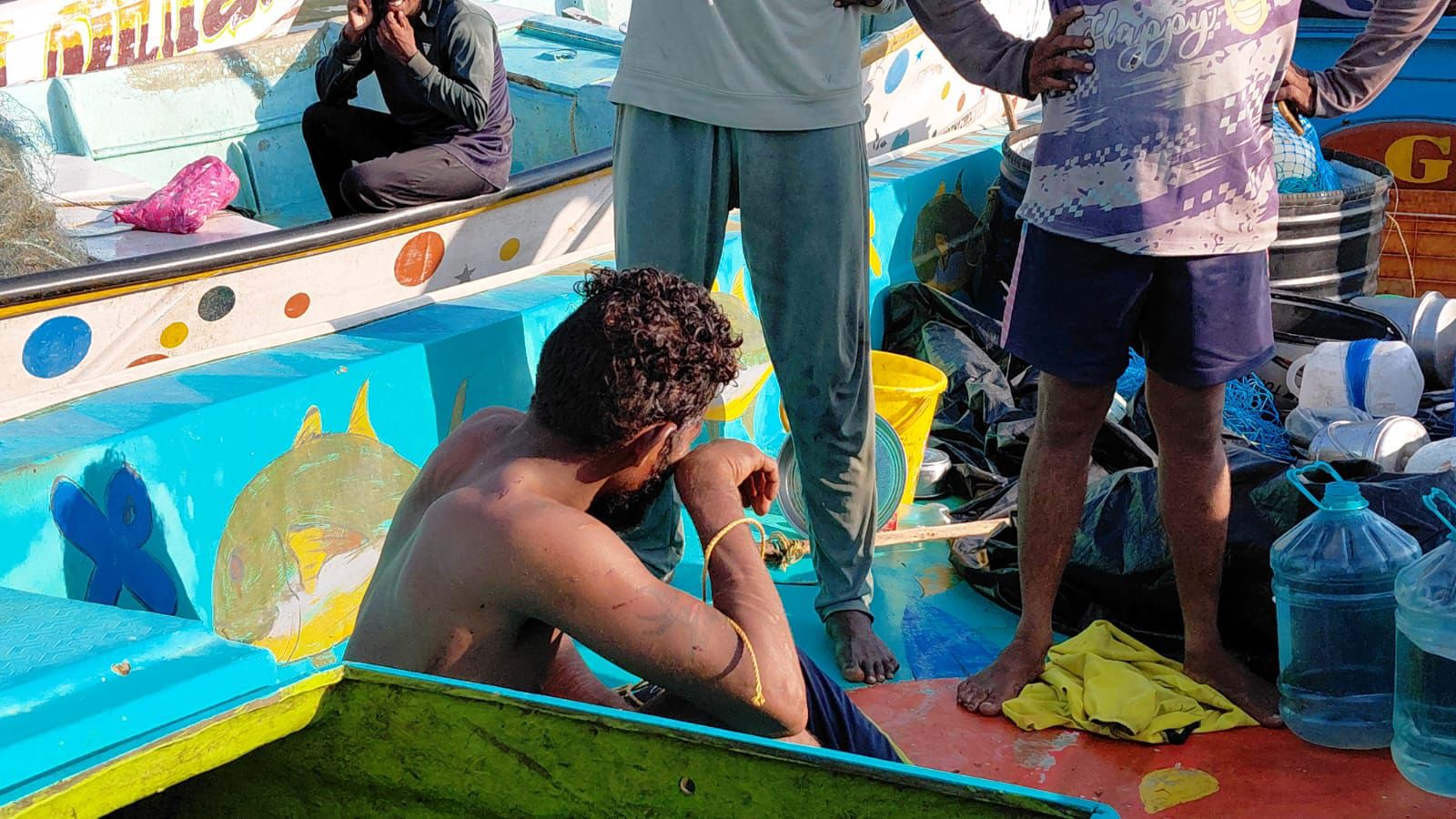 தமிழக கடற்தொழிலாளர்களால் சிறைப்பிடிக்கப்பட்டவர் 10 வருடங்களாக கடற்கொள்ளையில் ஈடுபடுபவர் – ஊரவர்கள் பரபரப்பு குற்றச்சாட்டு.