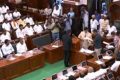 சில த.வெ.க (TVK) சட்டமன்ற உறுப்பினர்கள், தேர்தல் ஆணையம் கொடுத்த வெற்றிச் சான்றிதழைச் சட்டமன்றத்திற்கு எடுத்து