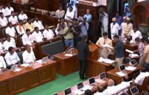 சில த.வெ.க (TVK) சட்டமன்ற உறுப்பினர்கள், தேர்தல் ஆணையம் கொடுத்த வெற்றிச் சான்றிதழைச் சட்டமன்றத்திற்கு எடுத்து