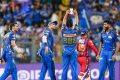 IPL 2026: முதல் விக்கெட் எடுத்ததும் பேப்பர் எடுத்து காட்டிய மும்பை இந்தியன்ஸ் வீரர்.. என்ன எழுதி இருந்தது?