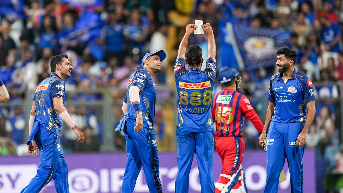 IPL 2026: முதல் விக்கெட் எடுத்ததும் பேப்பர் எடுத்து காட்டிய மும்பை இந்தியன்ஸ் வீரர்.. என்ன எழுதி இருந்தது?