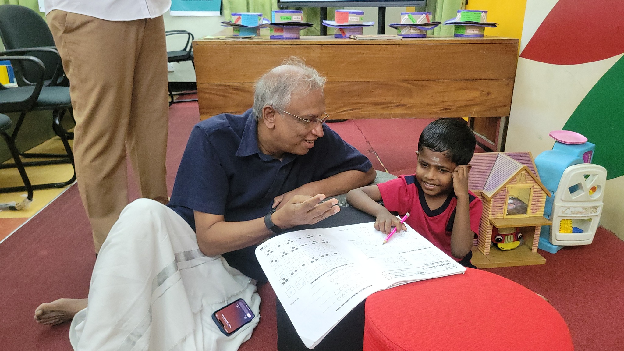 வலிகாமம் வடக்கு பிரதேச சபைக்கு சொந்தமான வீதியை அடாத்தாக கையகப்படுத்தி , குறுக்காக வேலி அடைத்துள்ள