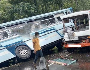 மாபலகம பகுதியில் பொதுப் போக்குவரத்து பஸ் மற்றும் பாடசாலை பஸ் மோதி விபத்து!