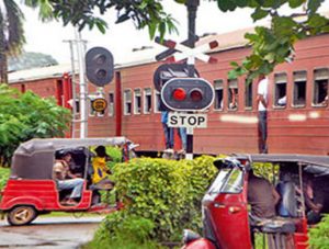 நாட்டில் நிலவிவரும் சீரற்ற வானிலையினால், கொட்டா வீதி புகையிரத கடவையில் மேற்கொள்ளப்படவிருந்த மறுசீரமைப்புப் பணி
