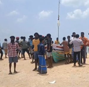 காணாமல் போன இரு மீனவர்களும் நடுக்கடலில் உயிருடன் மீட்பு!