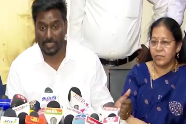 தமிழகத்தில் கோடை விடுமுறை முடிந்து ஜூன் மாதம் பள்ளிகள் மீண்டும் திறக்கப்பட உள்ளன. இதையொட்டி, பள்ளி