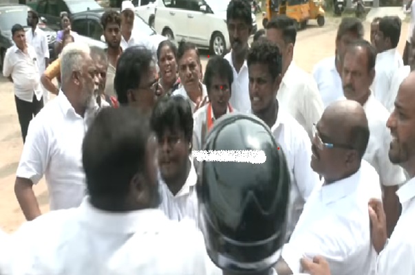 சென்னை ராயப்பேட்டையில் உள்ள தமிழ்நாடு காங்கிரஸ் கமிட்டி தலைமையகமான சத்யமூர்த்தி பவனில், தேர்தல் நிதிப் பங்கீடு