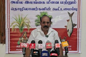 இந்திய – இலங்கை மீனவர்களின் பிரச்சினைக்கு முன்னாள் தமிழக முதலமைச்சர் பேனா எடுத்து கடிதம் எழுதுவது