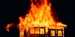 House on fire at night மட்டக்களப்பு நகரில் அமைந்துள்ள யூனியன் வங்கிக் கிளையில் இன்று