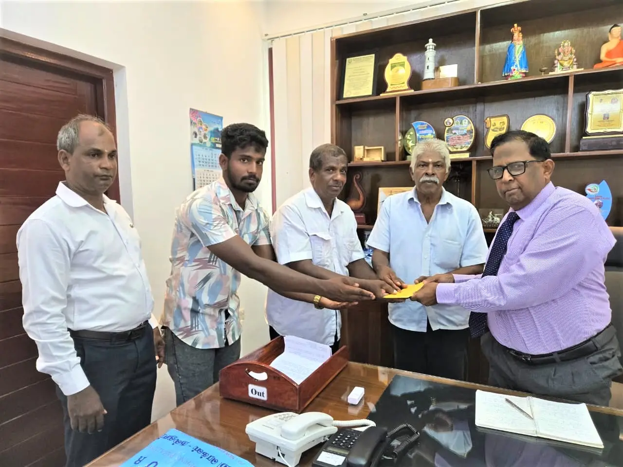 யாழ்ப்பாண மாவட்டச் செயலக முன்றலில் தமது காணிகளை விடுவிக்கக் கோரி அறவழிப் போராட்டத்தில் ஈடுபட்ட மயிலிட்டி
