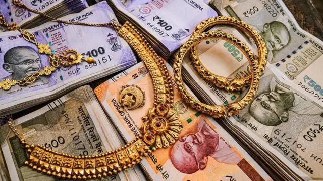 பத்திரிகையாளர் ஸ்வாதி சதுர்வேதி எக்ஸ் தளத்தில் இதுகுறித்துப் பதிவிட்டுள்ளார்.  "ராஜேஷ் எக்ஸ்போர்ட்ஸ் நிறுவனத்திற்கு எதிரான அசல் புகார், மார்ச் 2024 இல் செபியிடம் தாக்கல் செய்யப்பட்டது, அப்போது பிரபலமற்ற மாதபி பூரி புச் சந்தை ஒழுங்குமுறை அமைப்பின் தலைவராக இருந்தார். புகார் அளிக்கப்பட்டு 26 மாதங்களுக்குப் பிறகு, இந்நிறுவனம் ரூ. 15 லட்சம் கோடிக்கும் அதிகமான வருவாயைத் தவறாகக் காட்டியுள்ளதாகக் கூறி செபி ஓர் இடைக்கால உத்தரவைப் பிறப்பித்துள்ளது" என்று எழுதியுள்ளார்.