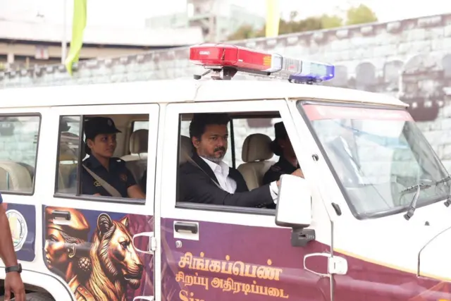 சிங்கப்பெண் சிறப்பு அதிரடிப்படை திட்டத்திற்காக வழங்கப்பட்ட ரோந்து வாகனத்தை இயக்கிய முதலமைச்சர்.