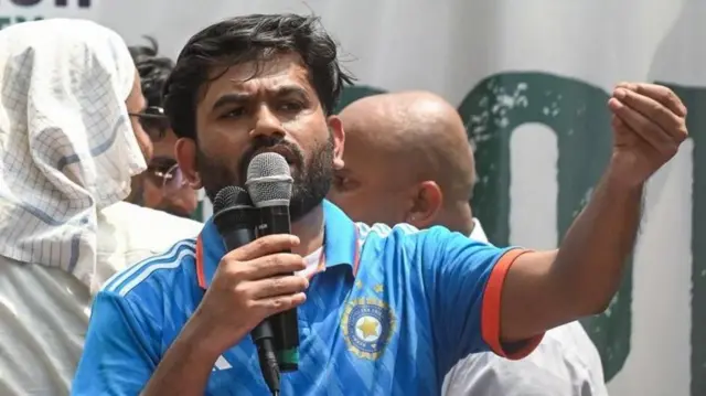 காக்ரோச் ஜனதா கட்சி ஒரு வலிமையான அரசியல் இயக்கமாக உருவெடுக்குமா?